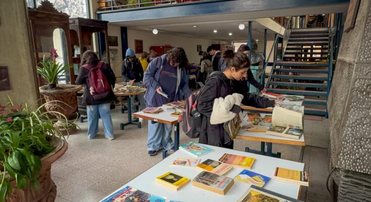 Suelta de libros en la Biblioteca Municipal en el marco del Día del Libro Suelta de libros en la Biblioteca Municipal en el marco del Día del Libro