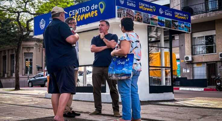 El intendente Carlos Albisu visitó el nuevo Centro de Información Turística en Plaza Treinta y Tres