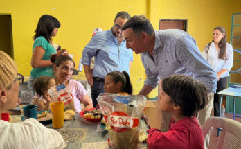 El intendente Carlos Albisu compartió la víspera de Navidad con usuarios de los comedores del departamento