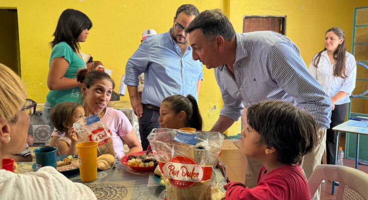 El intendente Carlos Albisu compartió la víspera de Navidad con usuarios de los comedores del departamento