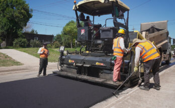 Avanzan las obras viales en Zona Este con nueva carpeta asfáltica en calle Magallanes