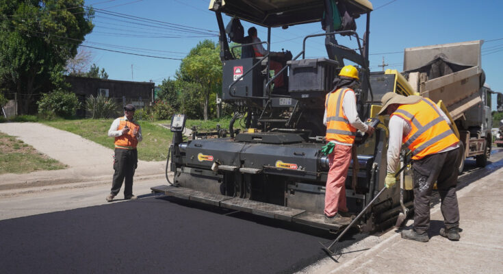 Avanzan las obras viales en Zona Este con nueva carpeta asfáltica en calle Magallanes