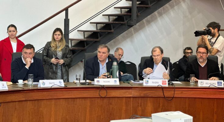 Carlos Albisu participó de la 3ª Sesión Plenaria del Congreso de Intendentes Carlos Albisu participó de la 3ª Sesión Plenaria del Congreso de Intendentes