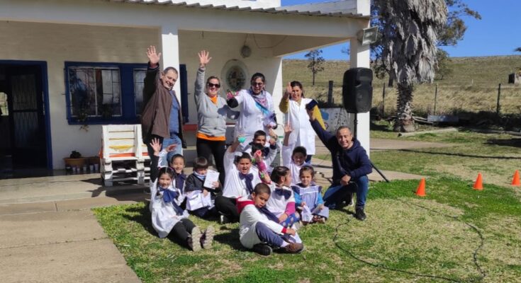 Descentralización llevó la celebración del Día del Niño a escuelas rurales de Salto Descentralización llevó la celebración del Día del Niño a escuelas rurales de Salto