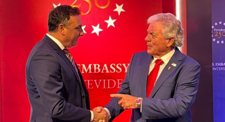 Albisu participó de la celebración por los 250 años de la independencia de EE. UU. e invitó al embajador a visitar Salto