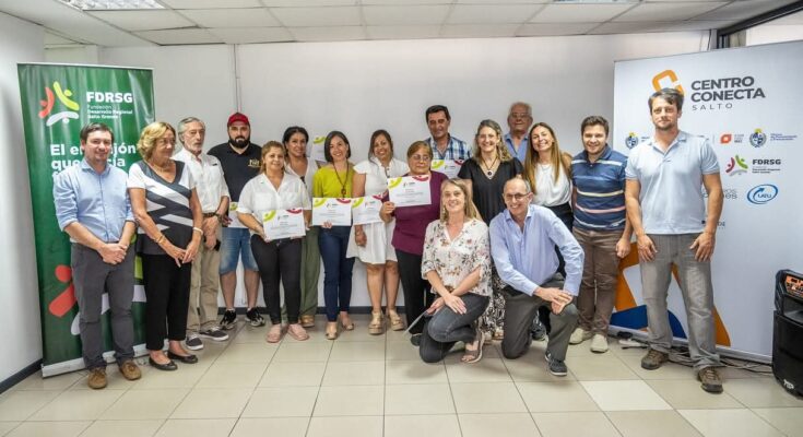 Fundación Desarrollo Regional Salto Grande entregó certificados del Programa PAIE 2025 en el Centro Conecta Salto