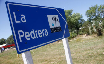 «Forcejeo generalizado» con artesanos que estaban en zona no habilitada de La Pedrera terminó con un policía herido y cuatro detenidos