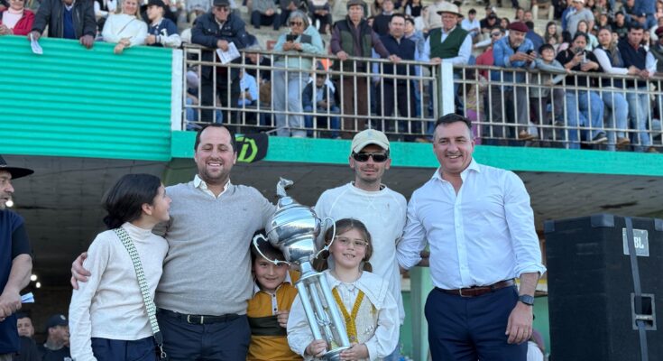 Albisu participó de la jornada hípica y entregó el premio «Intendencia de Salto» en el Hipódromo
