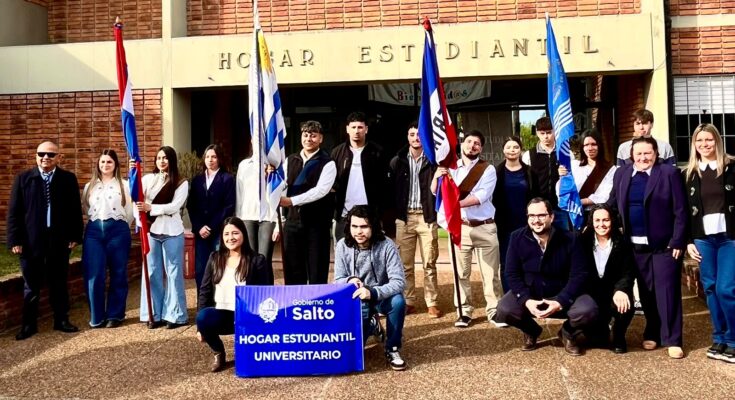 Por primera vez, el Hogar Universitario del Gobierno de Salto participó del tradicional desfile del 25 de Agosto