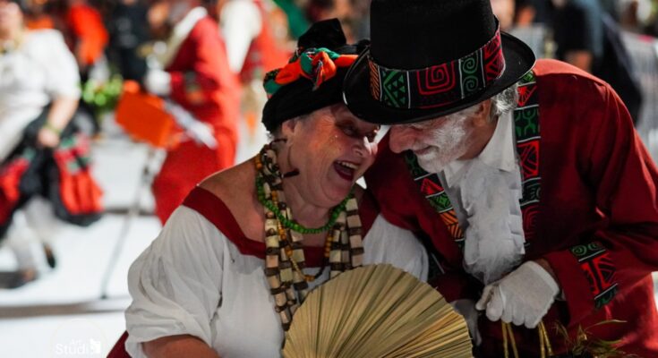 Ensayos de conjuntos de candombe en los distintos barrios de Salto, uno con corte de calle en el centro