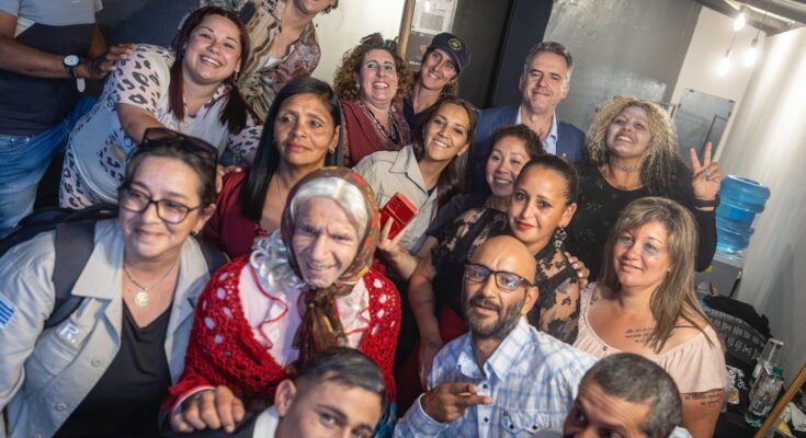 El elenco de teatro de la Unidad 20 del INR presentó “Esperando la Carroza” en Montevideo y fue saludado por el presidente Orsi