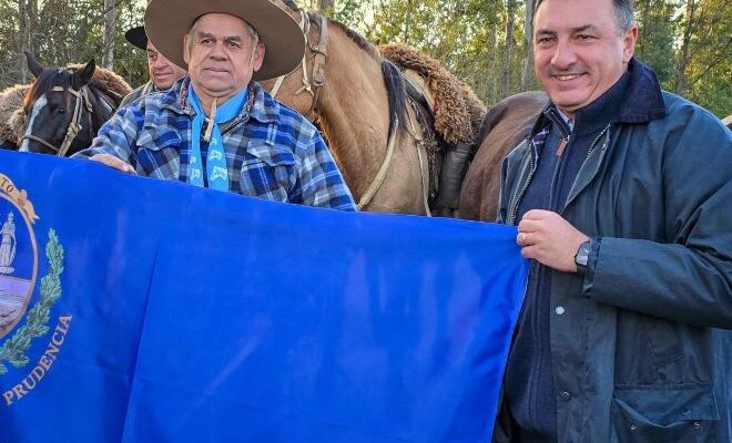 Albisu entregó la bandera de Salto a jinetes que recorrerán 450 km hasta Florida Albisu entregó la bandera de Salto a jinetes que recorrerán 450 km hasta Florida
