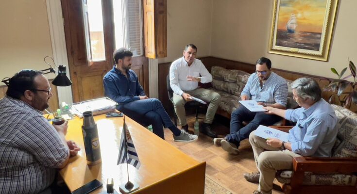 Gobierno de Salto entregó a la Junta, informe financiero y el plan de obras a realizar con financiamiento solicitado