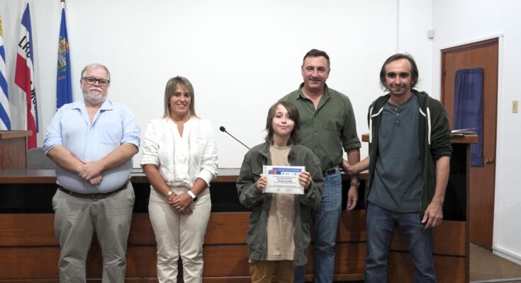 Gobierno de Salto entregó reconocimientos a jóvenes artistas locales premiadas en concurso internacional