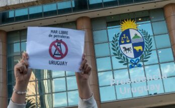 Una multitud salió a las calles de varios departamentos, incluido Montevideo, para exigir un “mar libre de petroleras”
