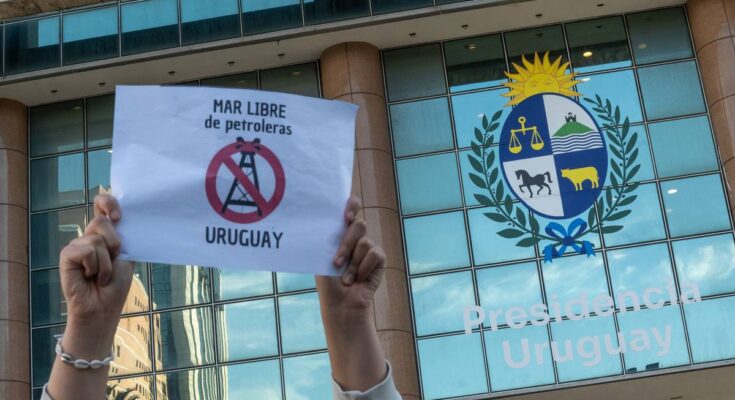 Una multitud salió a las calles de varios departamentos, incluido Montevideo, para exigir un “mar libre de petroleras” Una multitud salió a las calles de varios departamentos, incluido Montevideo, para exigir un “mar libre de petroleras”
