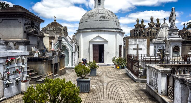 Servicios especiales de ómnibus hacia los cementerios este lunes 2 de noviembre