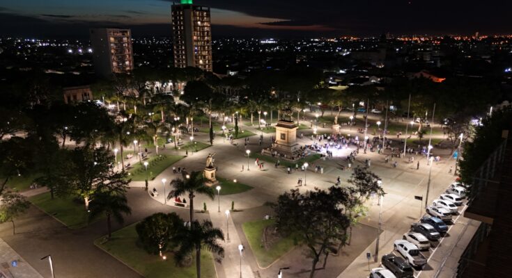 Intendente Carlos Albisu presentó las obras de mejora y recuperación de Plaza Artigas Intendente Carlos Albisu presentó las obras de mejora y recuperación de Plaza Artigas