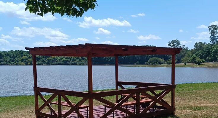 Instalan nuevas pérgolas con decks en el Parque del Lago