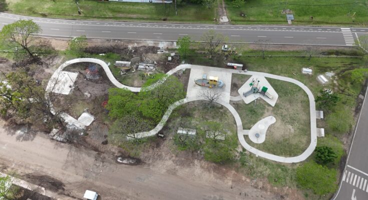 Avanzan los trabajos de renovación integral de la Plaza del Ayuí en la Costanera Norte