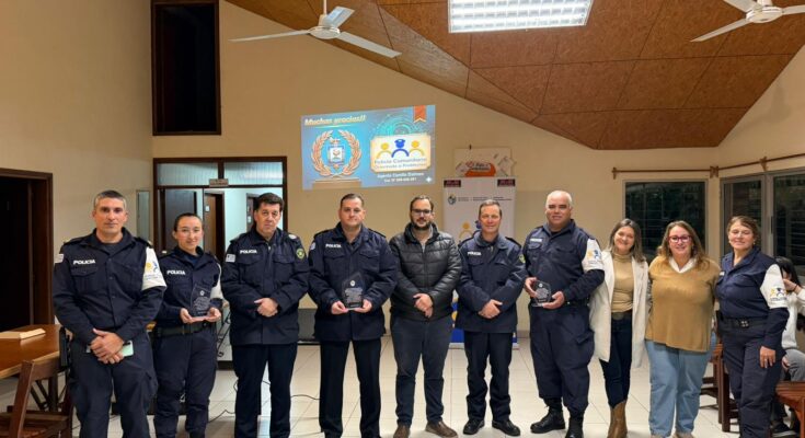 Finalizaron los talleres de Policía Comunitaria en el Hogar Estudiantil de Dos Naciones Finalizaron los talleres de Policía Comunitaria en el Hogar Estudiantil de Dos Naciones