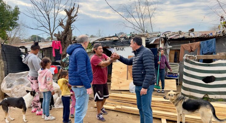 Intendente Albisu acompañó a la Fundación Piso Digno en el inicio de sus trabajos en barrio Quiroga Intendente Albisu acompañó a la Fundación Piso Digno en el inicio de sus trabajos en barrio Quiroga