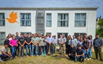 En el Polo Educativo Tecnológico, Albisu participó en la plantación de un arazá en el marco del 269º aniversario de Salto