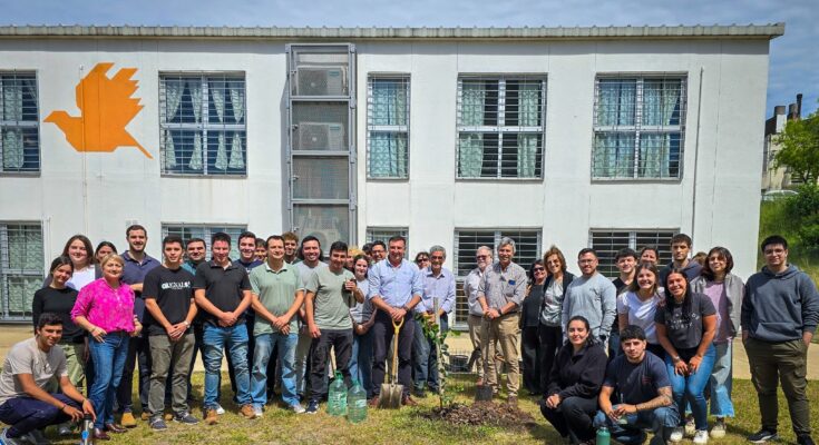 En el Polo Educativo Tecnológico, Albisu participó en la plantación de un arazá en el marco del 269º aniversario de Salto