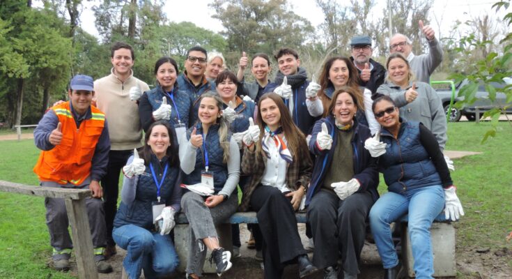 Gobierno de Salto acompaña jornada de plantación de lapachos rosados en el Parque Benito Solari