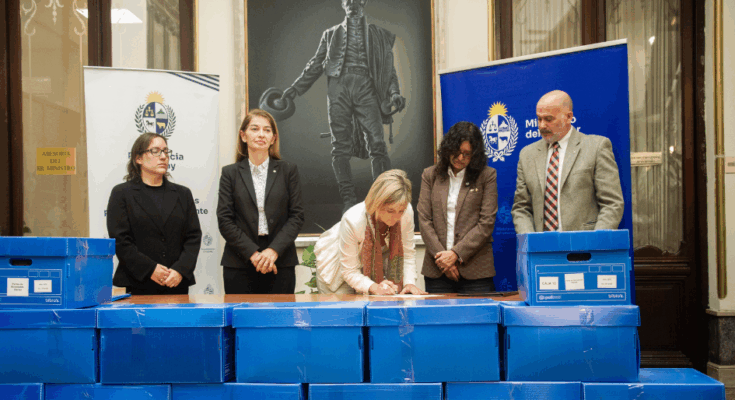 Interior entregó 73.000 páginas de microfilmación de documentos del pasado reciente a Presidencia de la República Interior entregó 73.000 páginas de microfilmación de documentos del pasado reciente a Presidencia de la República