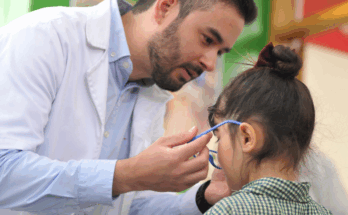 Laboratorio óptico del Hospital de Ojos produce 30 lentes para niños por día