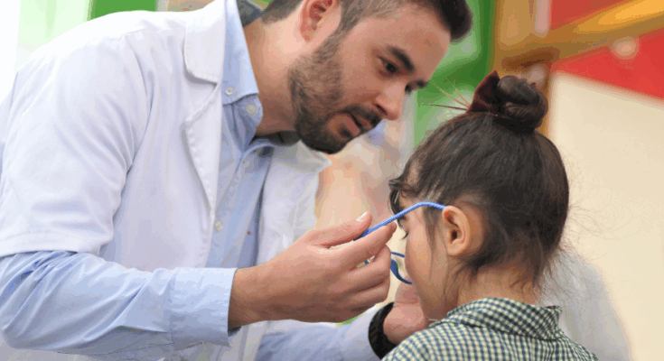 Laboratorio óptico del Hospital de Ojos produce 30 lentes para niños por día