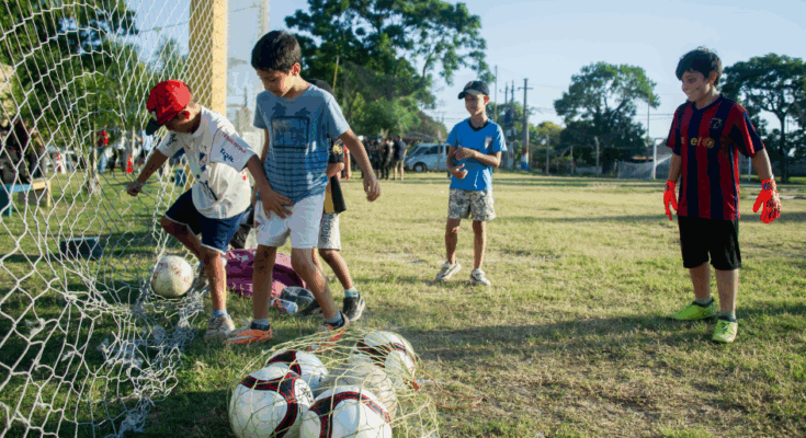 Unos 4.000 niños participarán en escuelas de fútbol social de Pelota al Medio