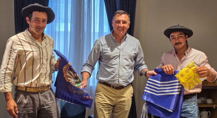 El intendente Carlos Albisu reconoció a jinetes que representarán a Salto en el Festival de Diamante