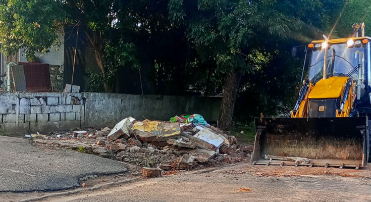 Gobierno de Salto demolió estructura en ruinas tras reiterados actos de vandalismo