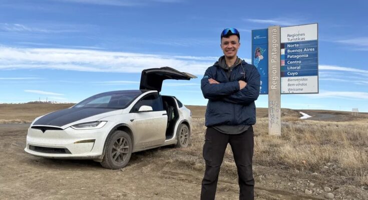 Quién es Sandro, el joven que recorre América en su Tesla y ve a Uruguay como un “paraíso”