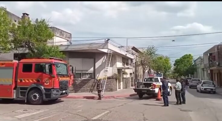 Fallece hombre electrocutado mientras realizaba tareas de limpieza en el techo de una vivienda