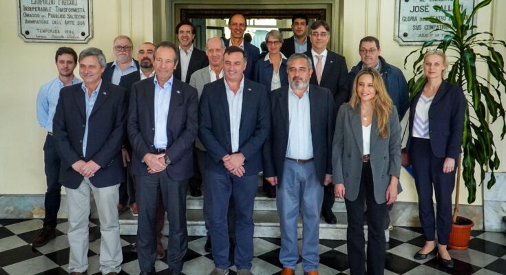 Autoridades de Salto acompañaron a delegación de la Unión Europea en visita al Teatro Larrañaga Autoridades de Salto acompañaron a delegación de la Unión Europea en visita al Teatro Larrañaga