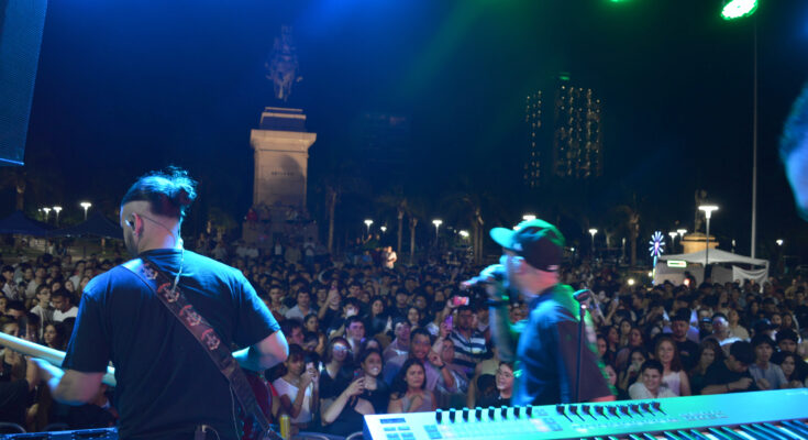 Una multitud acompañó el recibimiento de los estudiantes universitarios a Salto