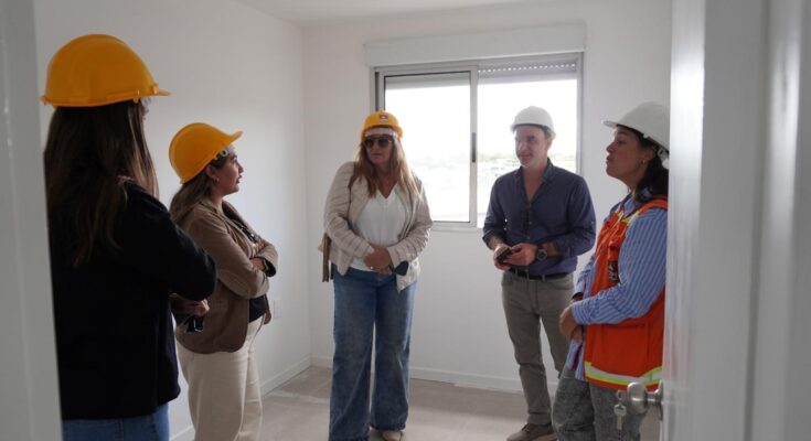 DINISU y Gobierno de Salto recorrieron viviendas para el realojo de familias de Asentamiento La Amarilla DINISU y Gobierno de Salto recorrieron viviendas para el realojo de familias de Asentamiento La Amarilla