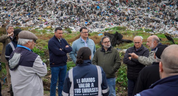Intendente y ediles recorrieron el Vertedero Municipal para conocer su situación actual Intendente y ediles recorrieron el Vertedero Municipal para conocer su situación actual