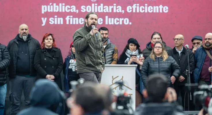 El PIT-CNT se movilizó por la Rendición de Cuentas y apuntó contra Oddone: “Hay que estar más cerca del pasajero 33” El PIT-CNT se movilizó por la Rendición de Cuentas y apuntó contra Oddone: “Hay que estar más cerca del pasajero 33”