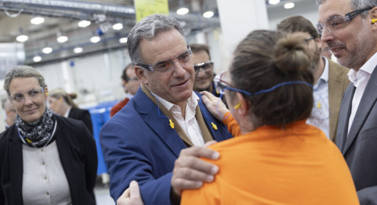 Presidente Orsi recorrió fábrica de autopartes cuya plantilla está integrada por un 75% de mujeres Presidente Orsi recorrió fábrica de autopartes cuya plantilla está integrada por un 75% de mujeres