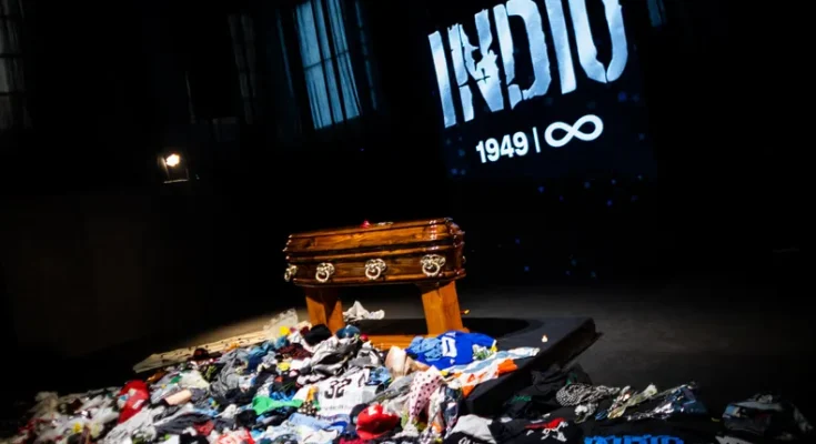Despedida al Indio Solari: miles de personas y 65 cuadras de fila en «la última misa» en Buenos Aires Despedida al Indio Solari: miles de personas y 65 cuadras de fila en «la última misa» en Buenos Aires