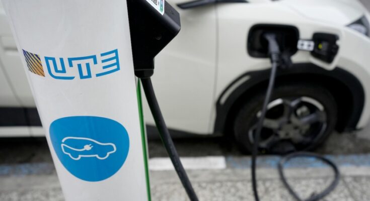 UTE dispuso un aumento del precio del servicio de carga de vehículos eléctricos de 5% y modificará el subsidio de compra de Okm