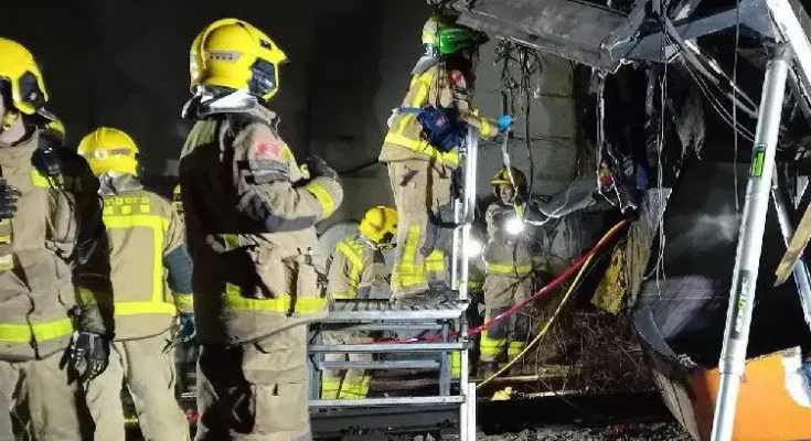 Un segundo accidente de trenes en España cobra la vida del maquinista y deja decenas de heridos a pocos días del fatal choque ferroviario en Adamuz