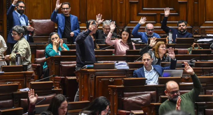 Las negociaciones finales por el Presupuesto en Diputados: el acuerdo de Salle con el FA, las victorias de la oposición y una marcha atrás de último momento Las negociaciones finales por el Presupuesto en Diputados: el acuerdo de Salle con el FA, las victorias de la oposición y una marcha atrás de último momento