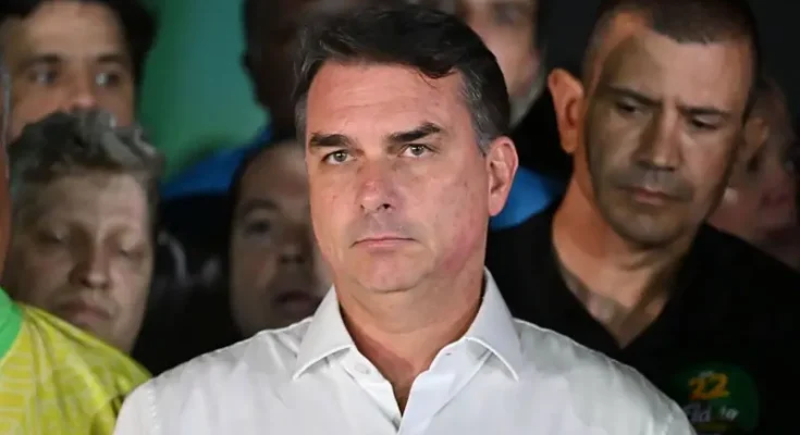Argentina confirma que Flávio Bolsonaro dejó el país y viajó a Ecuador Argentina confirma que Flávio Bolsonaro dejó el país y viajó a Ecuador