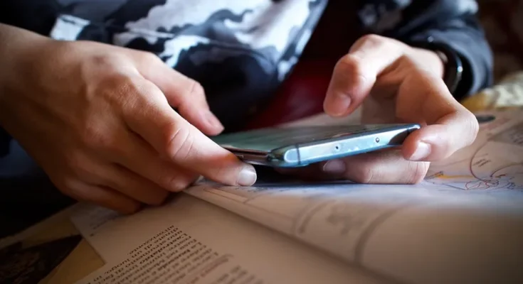 Estudio arrojó resultados positivos sobre restricción de celulares en liceos; Pablo Caggiani pidió cautela