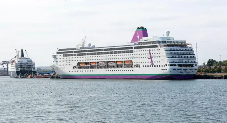 Más de 1.700 personas fueron confinadas en un crucero en Francia tras un brote gastrointestinal provocadas por un norovirus y la muerte de un pasajero Más de 1.700 personas fueron confinadas en un crucero en Francia tras un brote gastrointestinal provocadas por un norovirus y la muerte de un pasajero